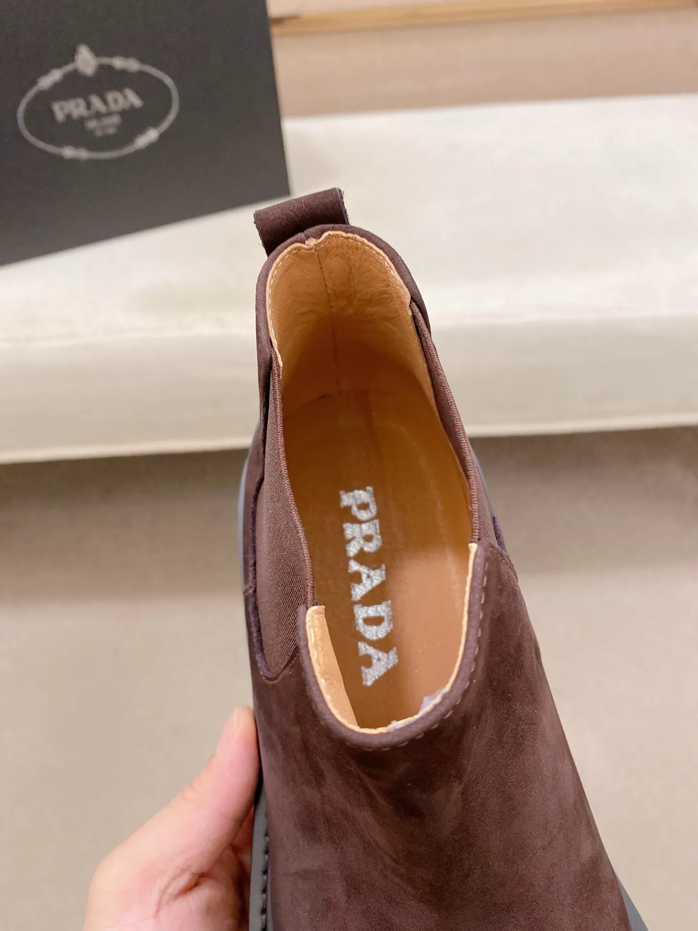 Factory price 580💰 The new PRADA (Prada) counters are launched simultaneously, new men's shoes, 😘fabrics are selected from cowhide. Lining: Full sheepskin lining. 👍🏿 High-end ☄️ air-cushion molded anti-slip rubber outsole, exquisite lines, simple and elegant, comfortable and high-end for leisure travel. Number of yards: 38 to 44. Can be ordered for 45 non-refundable